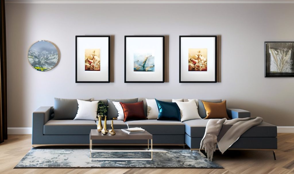 Four-quarter paintings hanging in the living room Style and sophistication in interior decoration