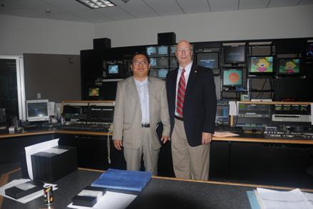 Nhà báo Lưu Hoàng Vân và đồng nghiệp thăm Đài Truyền hình Kênh 8 Mỹ - ảnh Tấn Đức
